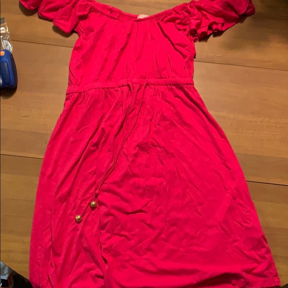 Juicy pink ruffled sleeve.